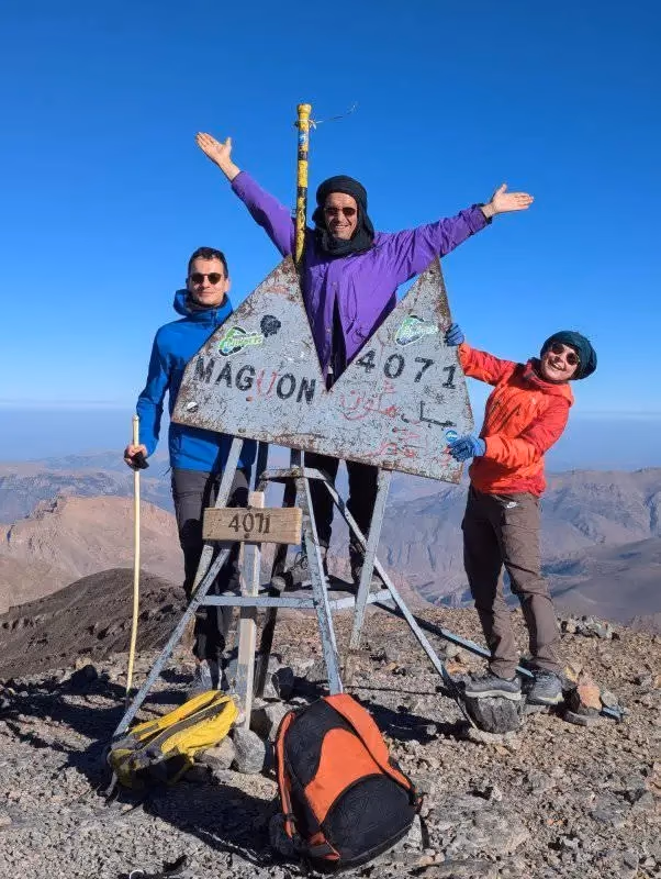 Victoire des randonneurs au panneau du sommet M'Goun 4071m
