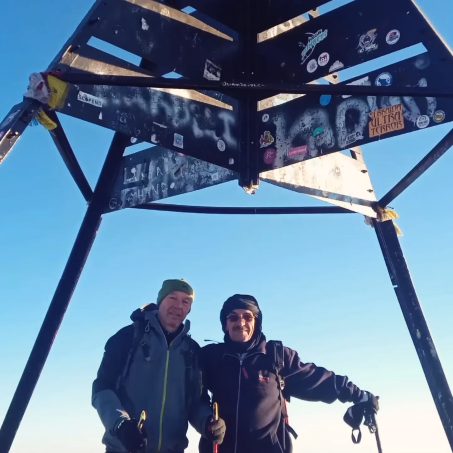 Sommet du Jbel Toubkal à 4 167m avec les randonneurs