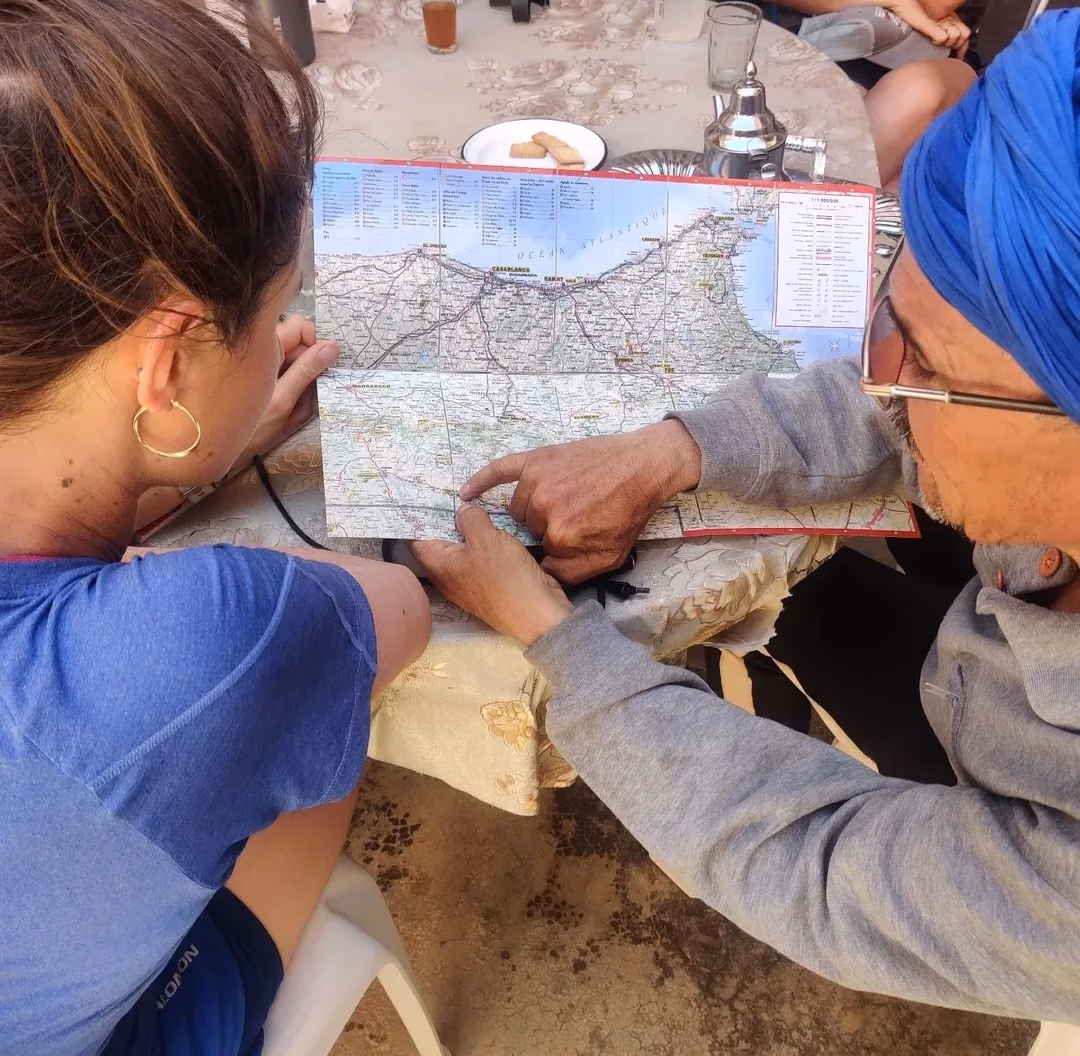 Préparation d'un itinéraire sur une carte du Maroc avec notre guide